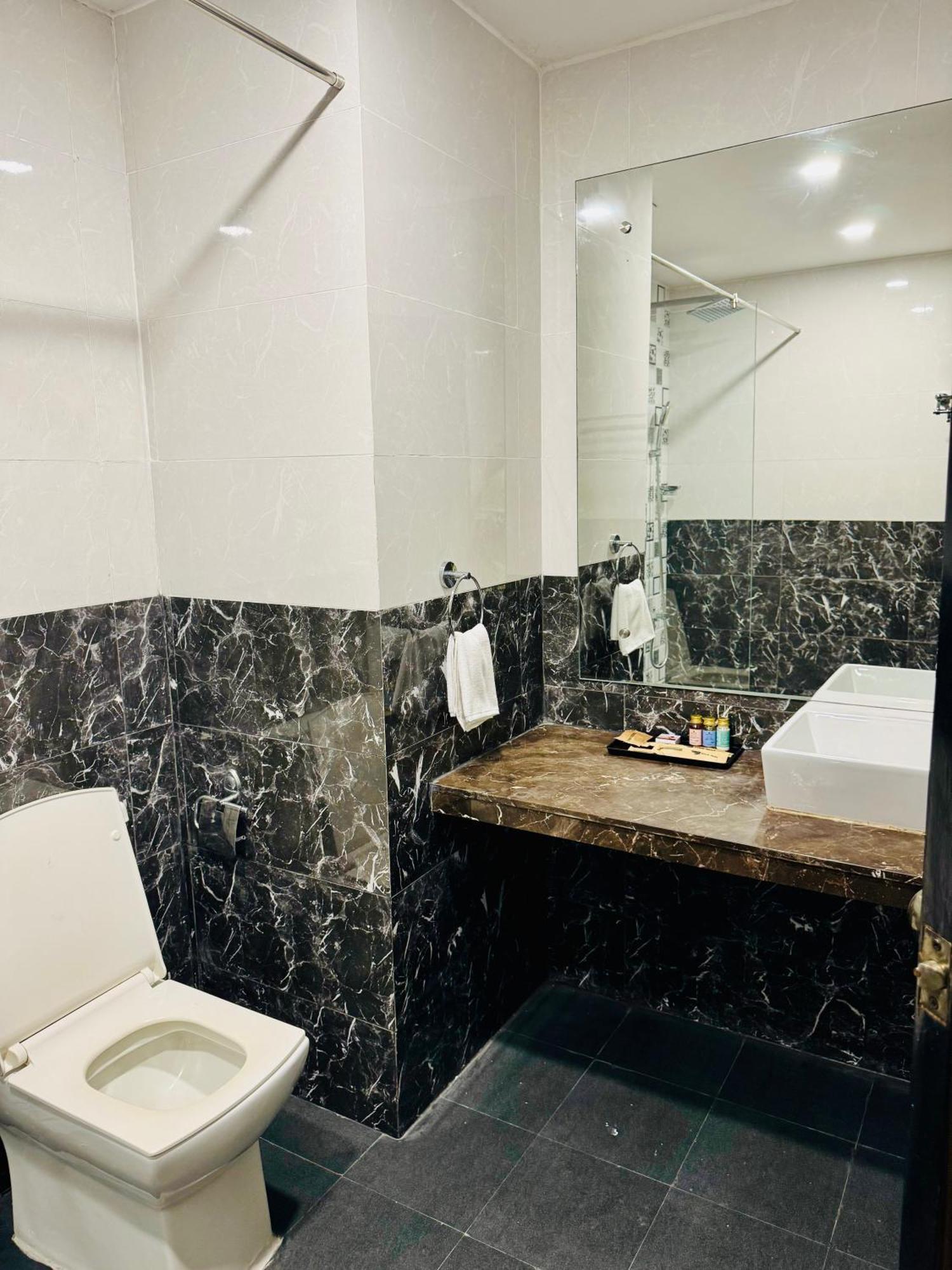 Bluo Amani Vagator - Boutique Hotel Goa أنجونا الغرفة الصورة