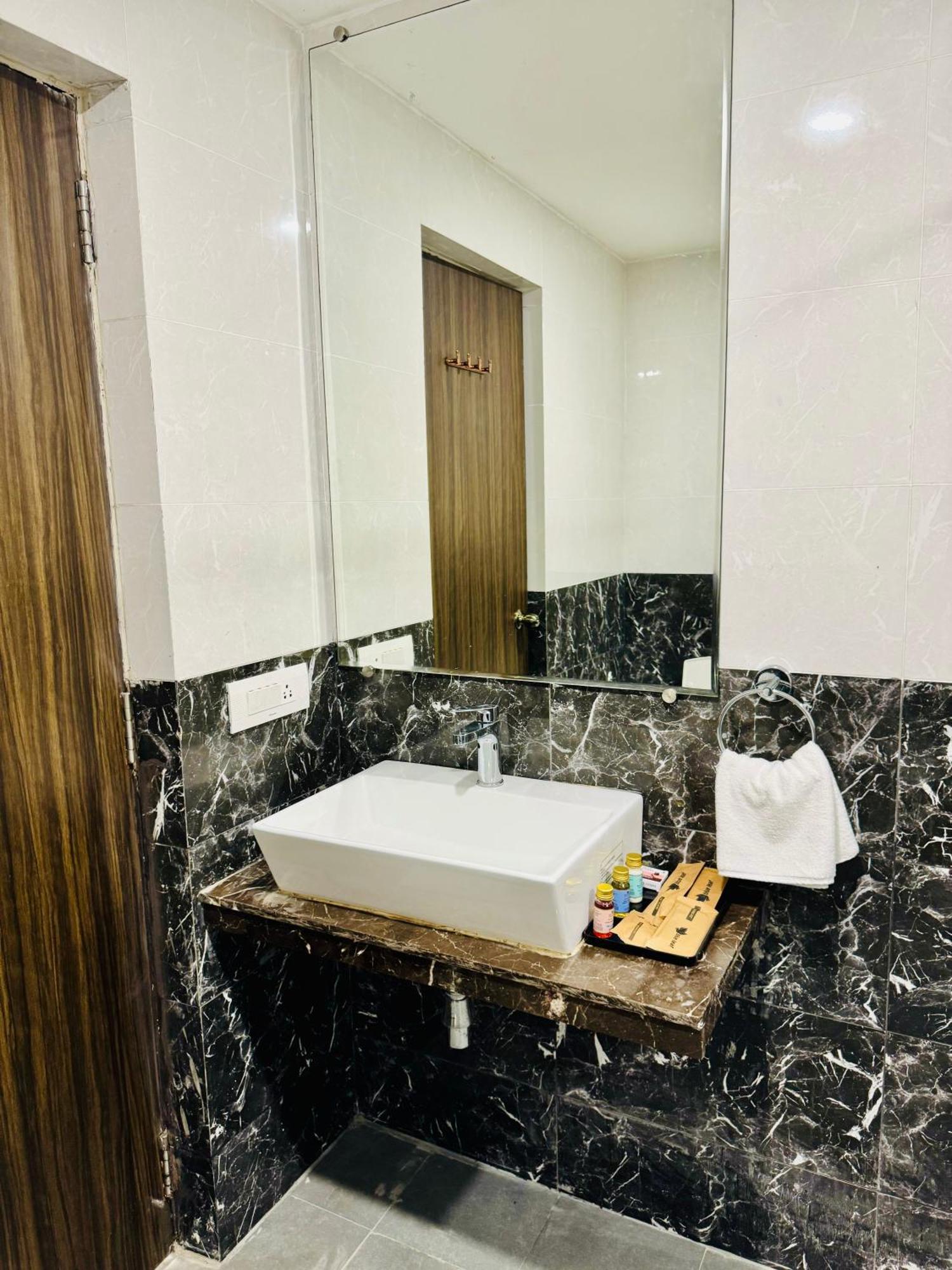 Bluo Amani Vagator - Boutique Hotel Goa أنجونا الغرفة الصورة